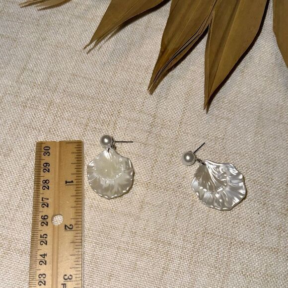 White pearl drop earrings M499 - Picture 4 of 4